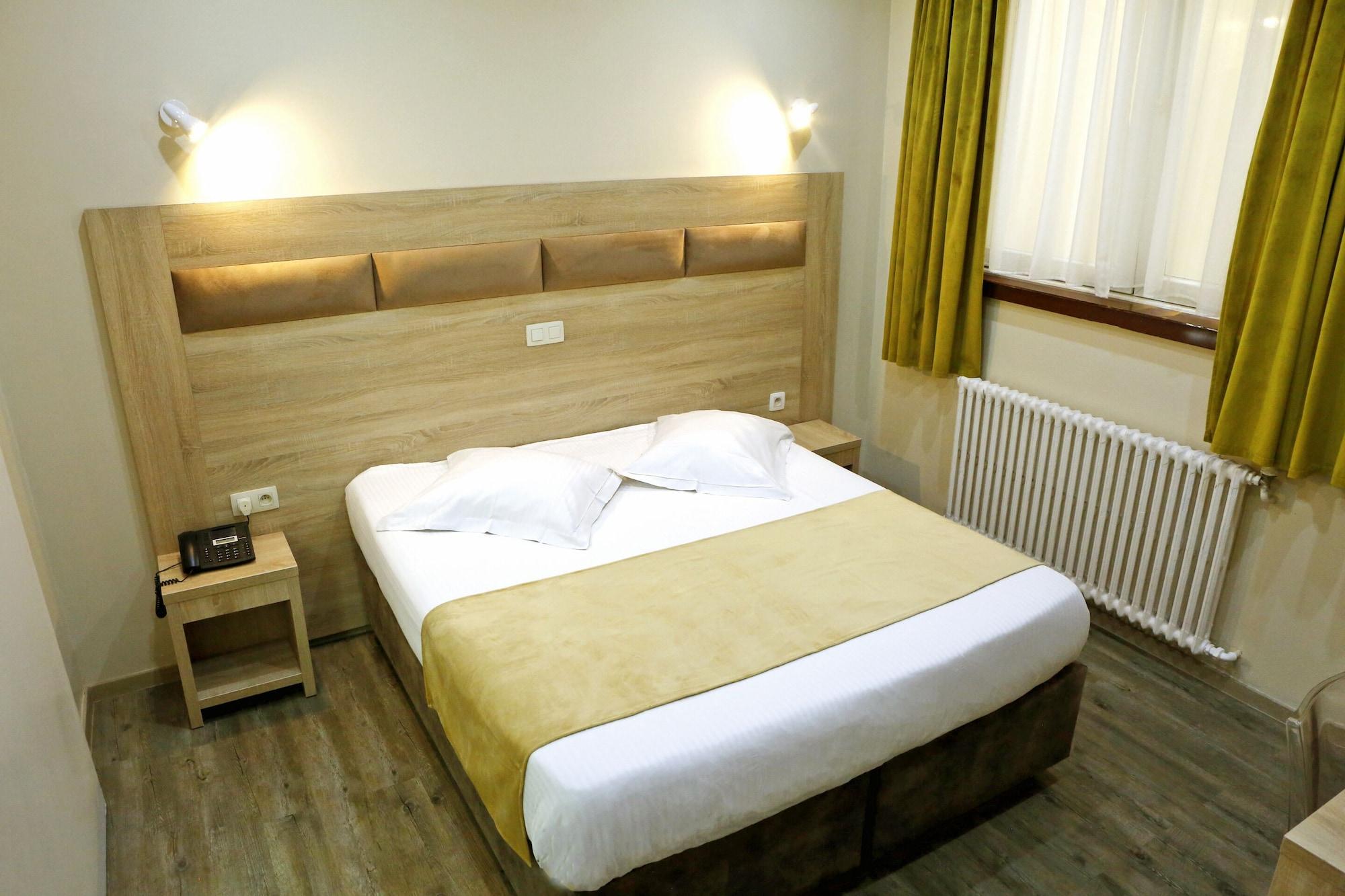 Hotel De France Saint-Gilles Экстерьер фото