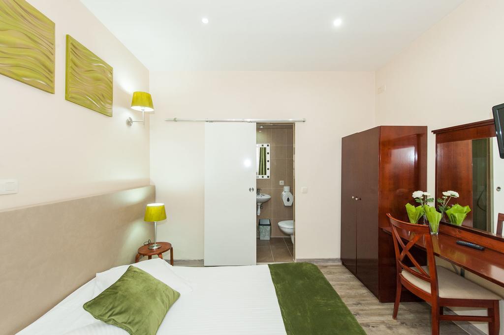 Hotel De France Saint-Gilles Экстерьер фото