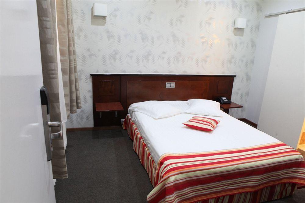 Hotel De France Saint-Gilles Экстерьер фото